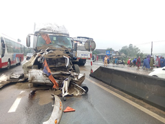 Container húc văng xe tải sang làn ngược chiều, Quốc lộ 1A tắc nghẽn nhiều giờ